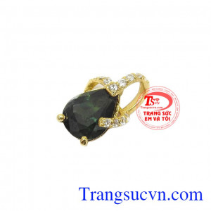 Mặt dây saphir hoàng gia được thiết kế tỉ mỉ, tinh tế đến từng chi tiết