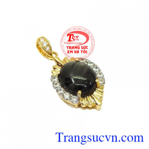 Mặt dây saphir sao quý tộc với thết kế vô cùng sang trọng làm nổi bật sự quyến rũ của phái đẹp. 