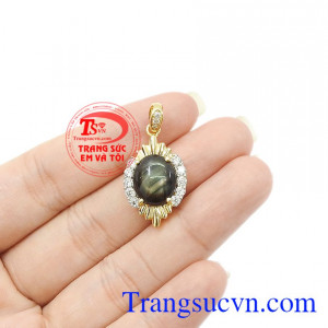 Sản phẩm kết hợp đá saphir sao cùng với vàng tây 14k và đá cz càng tạo thêm điểm nhấn cho mặt dây. Mặt dây saphir sao quý tộc