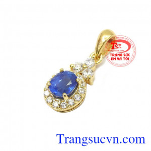 Đá sapphire thiên nhiên cao cấp, quý hiếm, bền vững, là biểu tượng hoàng gia mang vẻ đẹp quyền quý cho người đeo