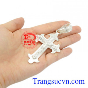 Mặt dây thánh giá bạc đẹp may mắn.