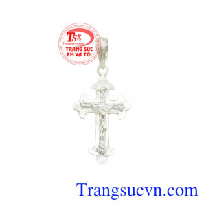 Mặt dây thánh giá bạc đẹp bản to được chế tác tinh xảo, sắc nét.