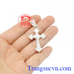 Mặt thánh giá bạc nhỏ xinh đem lại bình an.