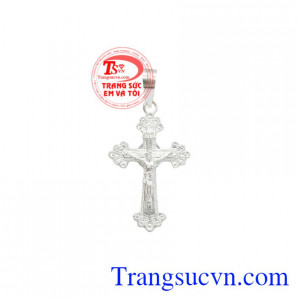 Mặt thánh giá bạc nhỏ xinh có thể kết hợp với nhiều loại dây chuyền khác nhau.