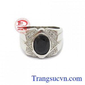 Nhẫn bạc nam Sapphire quyền lực với Sapphire là viên đá biểu tượng cho tình yêu, hôn nhân bền vững, sự giàu có và quyền lực