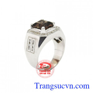 Nhẫn nam bạc thạch anh ám khói được chế tác tỉ mỉ, lịch lãm, dành cho nam.