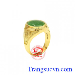 Nhẫn nam ngón út ngọc cẩm thạch được thiết kế tinh tế, băt mắt dành cho nam.