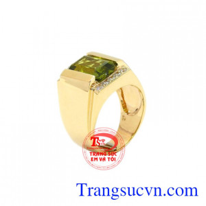 Nhẫn nam vàng peridot đẹp là sản phẩm được chế tác từ đá Peridot thiên nhiên và vàng 14k.