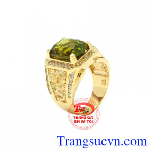Nhẫn nam vàng Peridot sang trọng được chế tác tinh xảo, cá tính, đá peridtaf viên đá tượng trưng cho sức sống và niềm hy vọng.