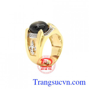 Nhẫn nam vàng Sapphire sao được kết hợp hòa hợp giữa sapphire sao thiên nhiên và vàng 14k làm nổi bật vẻ nam tính cho phái mạnh. 