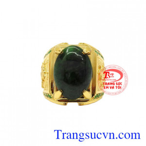 Nhẫn nam vàng tây ngọc cẩm thạch chạm khắc hai bên linh vật rồng và phượng hoàng mang lại vẻ quyền quý, quý phái cho người đeo.