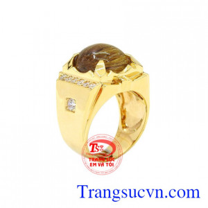 Nhẫn nam vàng thạch anh tóc đẹp là sự kết hợp giữa thạch anh tóc thiên nhiên và vàng 14k, sự kết hợp hoàn hảo mang lại vẻ lịch lãm, sang trọng.