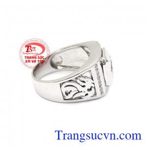 Với những chi tiết đính đá nổi bật, cùng chạm khắc hình rồng mạnh mẽ làm tăng vẻ nổi bật cho người sử dụng,Nhẫn nam vàng trắng lịch lãm