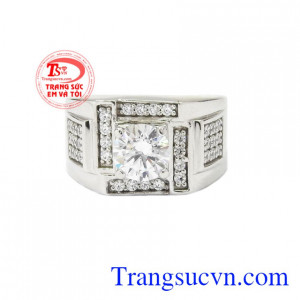 Nhẫn nam vàng trắng nổi bật có thể kết hợp với nhiều kiểu quần áo.