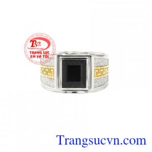 Nhẫn nam vàng trắng Sapphire nổi bật giúp phái mạnh thể hiện cá tính.