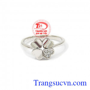 Nhẫn nữ cỏ 4 lá vàng trắng là món quà ý nghĩa dành tặng bạn nữ