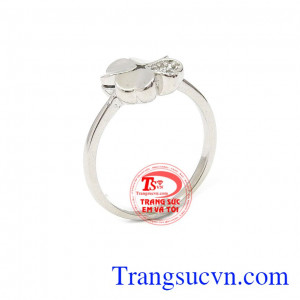 Nhẫn nữ cỏ 4 lá vàng trắng là sản phẩm nhẫn nữ xinh xắn được thiết kế đẹp sang trọng, theo công nghệ mới của Hàn quốc