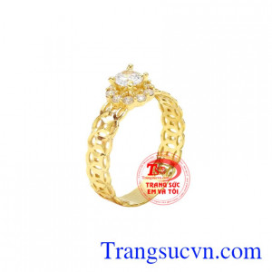 Nhẫn nữ kim tiền xinh xắn được chế tác từ vàng 10k chất lượng, sáng bóng.