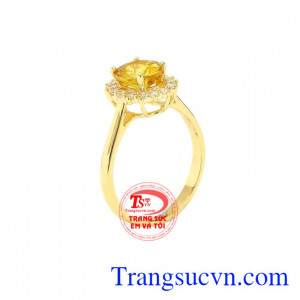 Nhẫn nữ Sapphire vàng nổi bật được nhiều người yêu thích và chọn lựa.