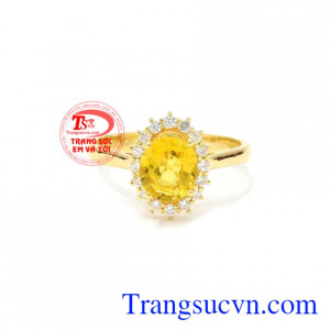 Nhẫn nữ Sapphire vàng nổi bật đeo hợp thời trang, xinh xắn.