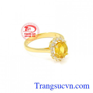 Nhẫn nữ Sapphire vàng nổi bật là món quà ý nghĩa dành tặng cho người đặc biệt.