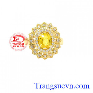 Nhẫn nữ Sapphire vàng sang trọng tạo nên vẻ đẹp đến nao lòng thu hút người khác phái.