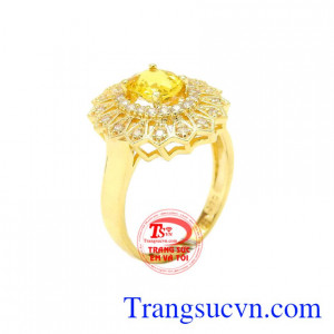 Nhẫn nữ Sapphire vàng sang trọng được thiết kế công phu, tỉ mỉ, làm nổi bật bẻ quyền quý, quý phái cho người đeo.