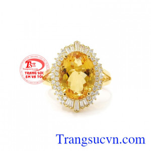 Nhẫn nữ thạch anh vàng ấn tượng sẽ là sự lựa chọn không thể thiếu trong mỗi buổi tiệc.