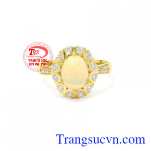 Đá opal hay còn gọi là đá mắt mèo, vào thời Trung Cổ nó được coi là báu vật và được người Hy Lạp tôn sùng bởi họ tin rằng viên đá này có khả năng giúp họ cải thiện thị lực. Nhẫn nữ vàng Opal