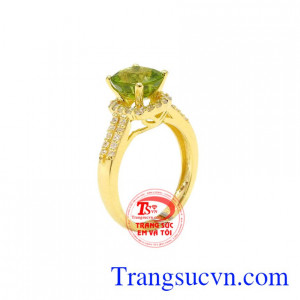 Nhẫn nữ vàng Peridot thiên nhiên phù hợp với những người mệnh Mộc và Hỏa.