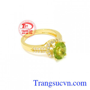 Nhẫn nữ vàng Peridot thiên nhiên thương hiệu Em và Tôi chất lượng, đảm bảo, có giấy kiểm định đá quý uy tín.