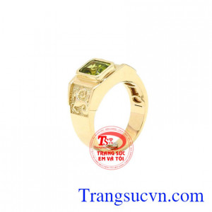 Nhẫn nữ vàng Peridot tinh tế phù hợp với những người mệnh Hỏa và mệnh Mộc.