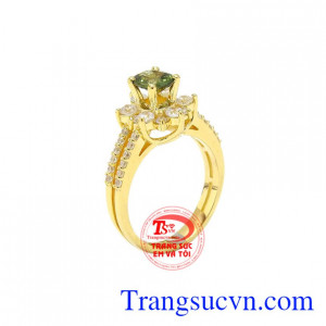 Nhẫn nữ vàng sapphire ấn tượng là sự kết hợp giữa đá sapphire lục thiên nhiên và vàng 14k, mang lại vẻ tinh tế, quý phái cho phái đẹp. 