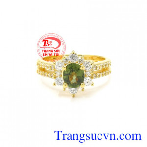 Nhẫn nữ vàng sapphire ấn tượng là sự lựa chọn hoàn hảo để làm quà tặng cho người thương và những dịp đặc biệt. 