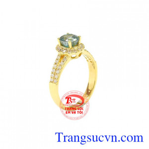 Nhẫn nữ vàng Zircon đẹp được chế tác từ đá Zircon thiên nhiên chất lượng và vàng 14k.