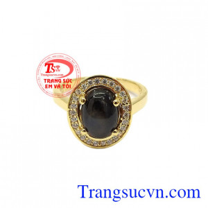 Nhẫn saphir sao quý phái thiết kế theo phong cách cổ điển, sang trọng. 