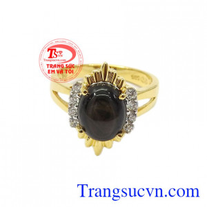 Nhẫn saphir sao quý tộc là một sự lựa chọn hoàn hảo cho các chị em phụ nữ.