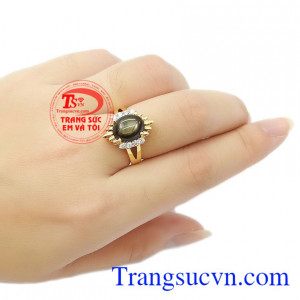 Chiếc nhẫn không chỉ là món đồ thời trang mà còn mang ý nghĩa phong thủy. Nhẫn saphir sao quý tộc