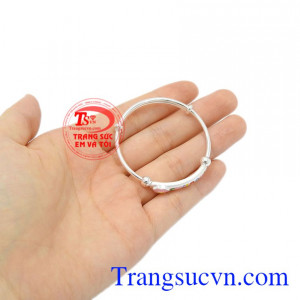 Vòng tay bạc trẻ em dễ thương thương hiêu Em và Tôi đảm bảo chất lượng, chế tác theo sở thích của khách hàng.