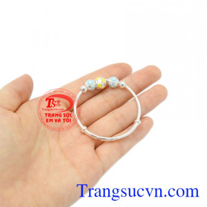 Vòng tay charm bạc trẻ em giao hàng trên toàn quốc.