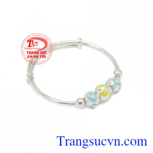 Vòng tay charm bạc trẻ em thời trang là món quà dành tặng bé vào những dịp đầy tháng, sinh nhật.