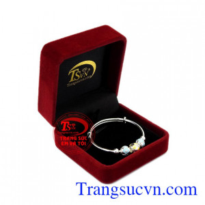 Vòng tay charm bạc trẻ em xinh xắn.