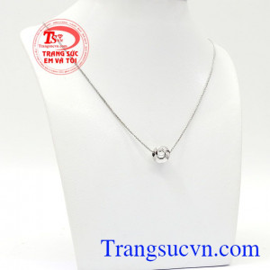 Bộ dây charm vàng trắng với thiết kế bắt mắt nhưng vẫn dễ phối trang phục dù hẹn hò, tiệc tùng, dạo phố hay đi làm cũng đều vô cùng phù hợp,Bộ dây charm vàng trắng