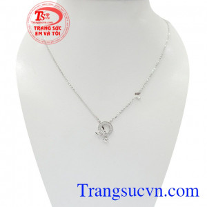 Bộ dây uyên ương vàng trắng giúp bạn gái trông rạng rỡ, toát lên vẻ xinh xắn, dễ thương