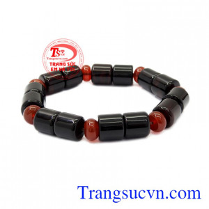 Chuỗi tay mã não may mắn có thể kết hợp với nhiều kiểu trang phục. 