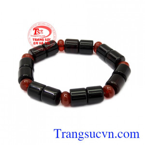 Chuỗi tay mã não may mắn được chế tác độc đáo, là sự lựa chọn hoàn hảo cho những người mệnh Thủy và Mộc.