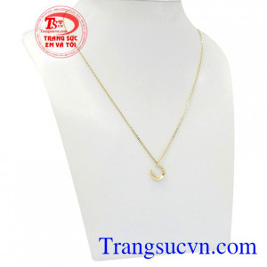 Dây chuyền nữ trăng sao sẽ khiến các cô nàng mê mẩn bởi sự nhẹ nhàng, tinh tế của sản phẩm này.