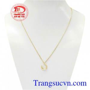 Dây chuyền nữ trăng sao là sản phẩm được xuất xứ từ Korea vàng 10k chất lượng.