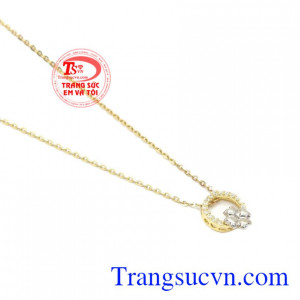 Dây chuyền nữ vàng hoa phù hợp với nhiều kiểu trang phục.