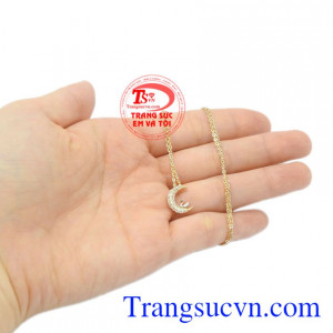 Dây chuyền nữ xinh xắn bảo hành 6 tháng.